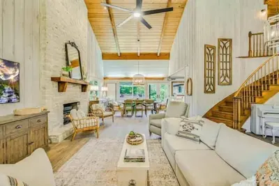 Image de Spacious Designer Hgtv Farmhouse Vintage Chic