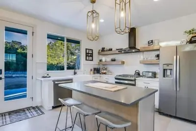 Image de Two Designer Farmhouses to Gather, Sleep 16 on private acreage