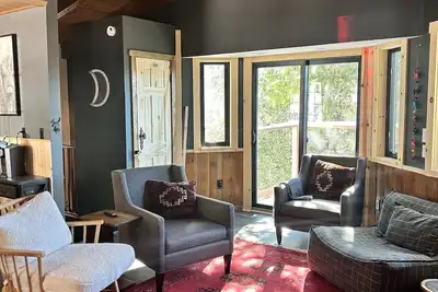 Image de Charming Mountain Cottage. Crestline, Ca. Pet-Friendly with Huge Backyard.