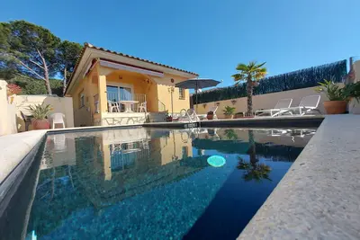 Image de Maison à la mer dans quartier calme avec piscine privée et wifi gratuit.