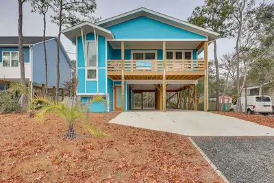Image de Oak Island Coastal Home w/ Covered Deck!
