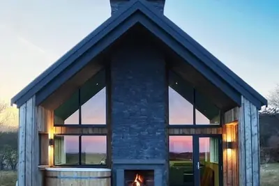 Image de Eco-Lodge with hottub sea view Charleton Estate
