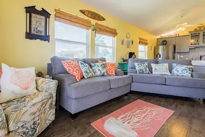 Image de Cheerful & Cozy 3 Bedroom Home Walking Distance to Little Bay!