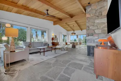 Image de Gorgeous Mid-Century Golf Course Home, Authentically Remodeled New Listing