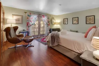 Image de Sophisticated 4Br/4Ba Estate w/ Pool
