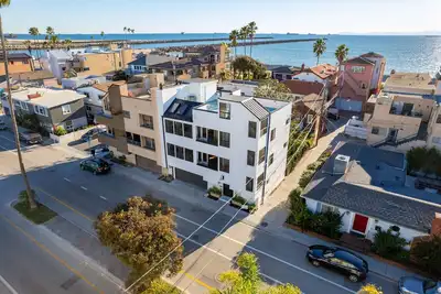 Image de Luxury 4 Story home next to Alamitos Yacht Club. Steps to Beach and Bay.
