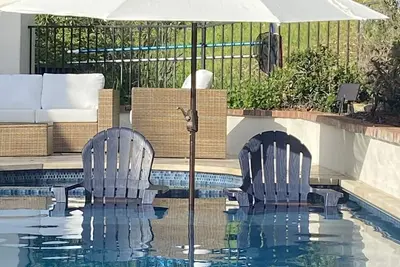 Image de West Side 3br\/3ba - En suite layout, Pool&Hot Tub, nestled in oak covered hills!