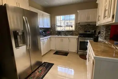 Image de Central Life Dwellings a comfortable home away from home two bedroom house