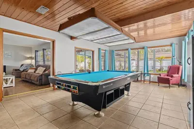 Image de Billiard Room & Inviting Pool-Perfect Home Retreat\n\n