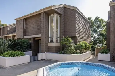 Image de Exquisite Golf Course Townhome: Remodeled Elegance close to the beach!