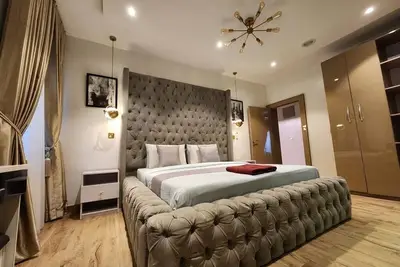 Vee’s Residence Oniru 3bed with pool and gym