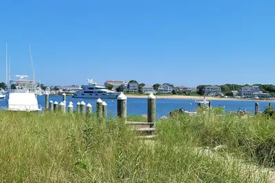 Image de Stunning waterfront with sandy beach & dock walking distance to top restaurants!