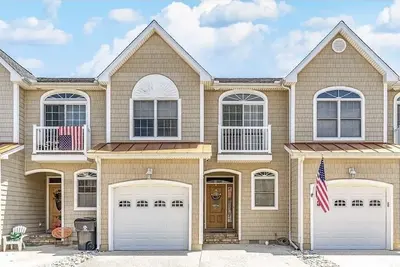 Image de Family fun, quiet location, onsite pool, close to beach! !