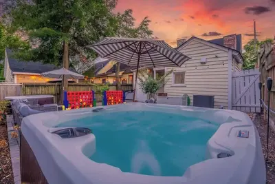 Image de Historic District + Hot Tub + Walk to Forsyth Park