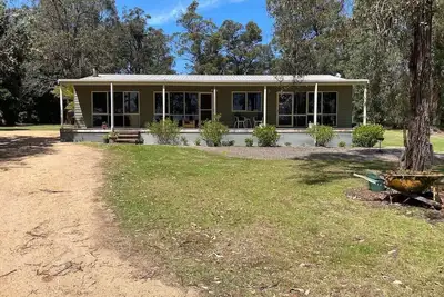 Image de Banksia Beach House - Open spaces close to beach & boat ramps. Pet-Friendly!