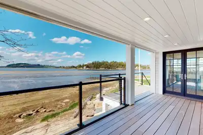 Image de Brand new oceanfront home with a grill, deck, & beach access - stellar views