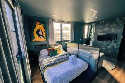 Image de Luxury, hive-themed micro-apartment. 300m to tram stop. Walk to Lonsdale St.