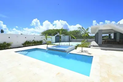 Tropical, Fun, Private, 5-minute drive to it all