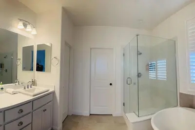 Image de Luxury home. This home is located in a good neighborhood of Sacramento area.