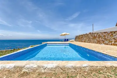 Image de Apt. Jaqueline - 1ère ligne de mer, piscine communautaire, barbecue, wifi, parking