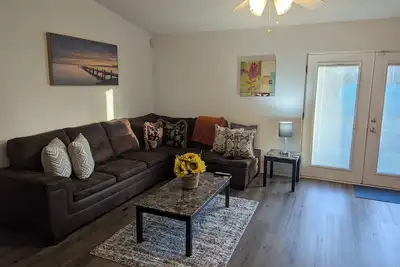 Image de Quiet home within 10 minutes to the beach.