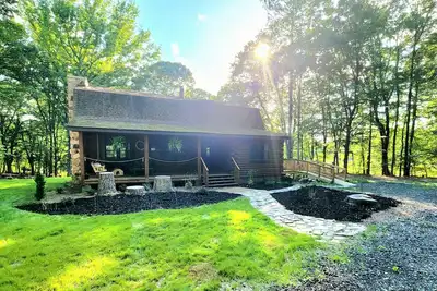 Image de Serene 8 acre log house vacation getaway w/private hot tub and river access!