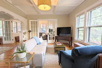 Image de Vintage modern craftsman charmer - upper level duplex close to everything