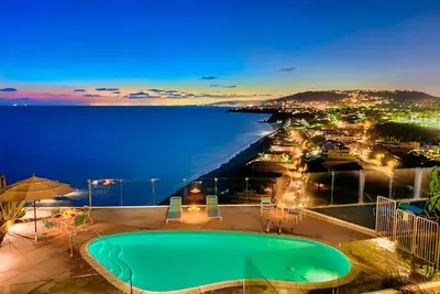 Image de Dana Point Headlands oceanfront with a pool overlooking the beach Str14-0128