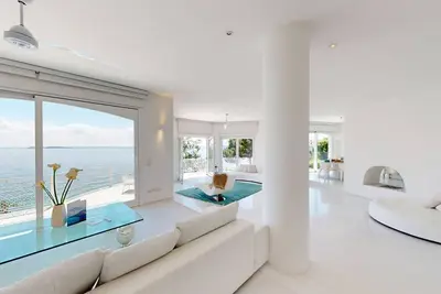 Villa Flora fronte spiaggia By Bookinggardalake