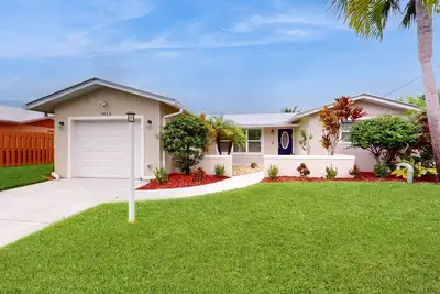 Image de Angler's oasis with dock, boat lift, river views, hot tub, & furnished patio