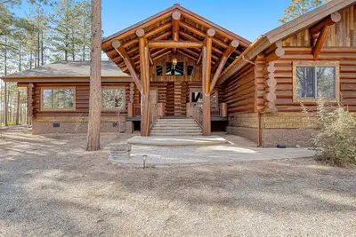 Image de Luxury log cabin with hot tub, forest view, firepit, pool table, gourmet kitchen