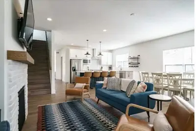 Image de Legacy-Walk to Notre Dame. New 6 bedroom 5. 5 bathrooms, sleeps up to14.