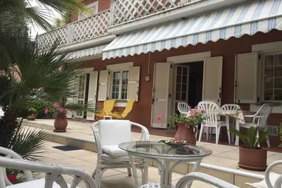 Delightful ground floor apartment tastefully furnished, large garden terrace in quiet area behind th