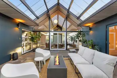 Image de Updated Mid-Century Modern Retreat