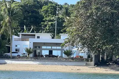 Image de Beachfront. Direct access to safe sandy beach.