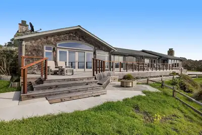 Image de Remodeled oceanfront home with ocean views, fireplace, jetted tub, washer/dryer