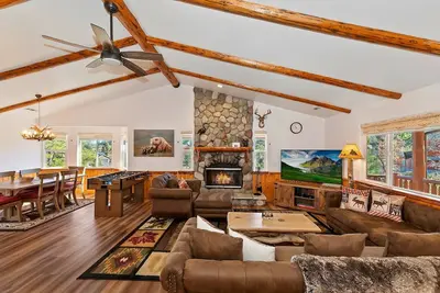 Image de The Quiet Place By Destination Big Bear:Located in the Castle Glen Estates! Pet Friendly! Pool Table! Foosball!