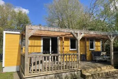 Image de Ruime 5-persoons Chalet aan het Bergumermeer