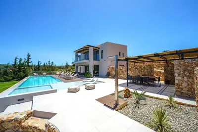 Image de In Vivo Luxury Villa-90m2 Heated- Infinity pool, Stunning views, kids playground.