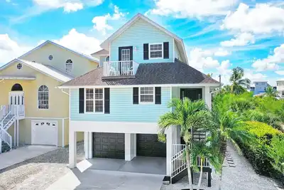 Image de Steps from Bonita Beach! Great family home with a pool on salt water canal!