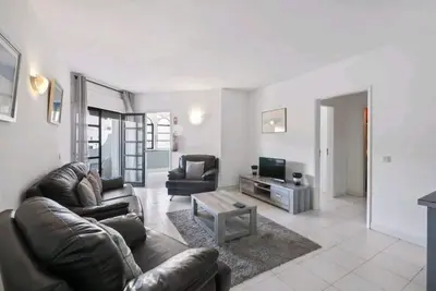 Image de Spacious central beach home steps from the sea