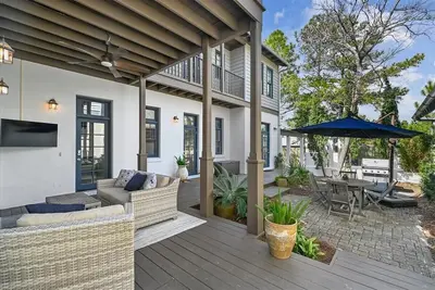 Image de Updated Home w/ Private Courtyard + Grill | Steps to Pools | Near Town Center