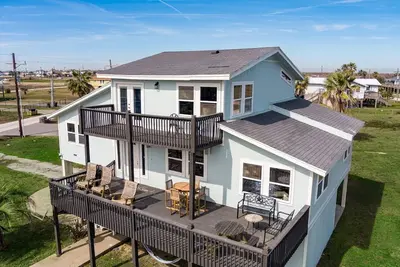 Image de 1 Hibiscus Haus -Super Cute, close to the beach, on a water slough, sleeps 15
