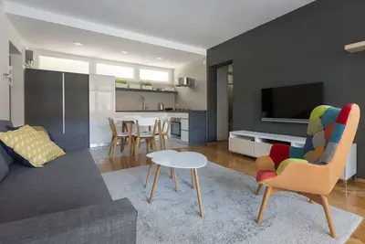 One bedroom apartment in the city centre with private parking