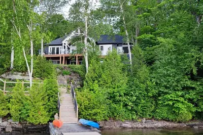 Image de Breathtaking lake views from luxury new 4-season cottage- hot tub and sauna!