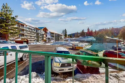 Image de First-floor ski condo with balcony views, pool, hot tub, & fireplace, sleeps 4