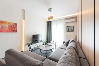 Image de Sansevieria! Urban Oasis: Stylish & Central Thessaloniki Apartment Escape!