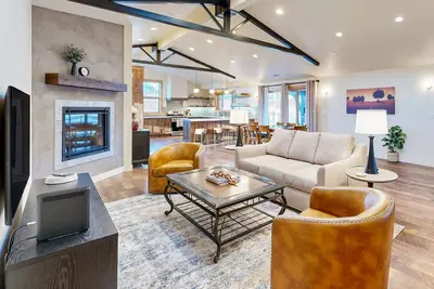 Image de Modern mountain-view home with fireplace, streaming, valley views, washer/dryer