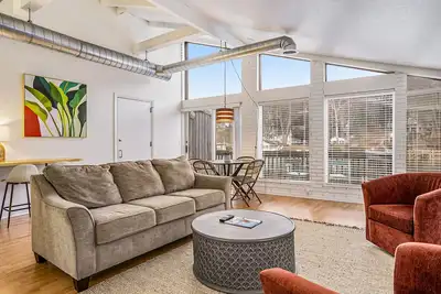 Image de Riverfront apartment downtown with parking