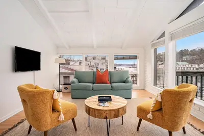 Image de Downtown apartment with water view and parking